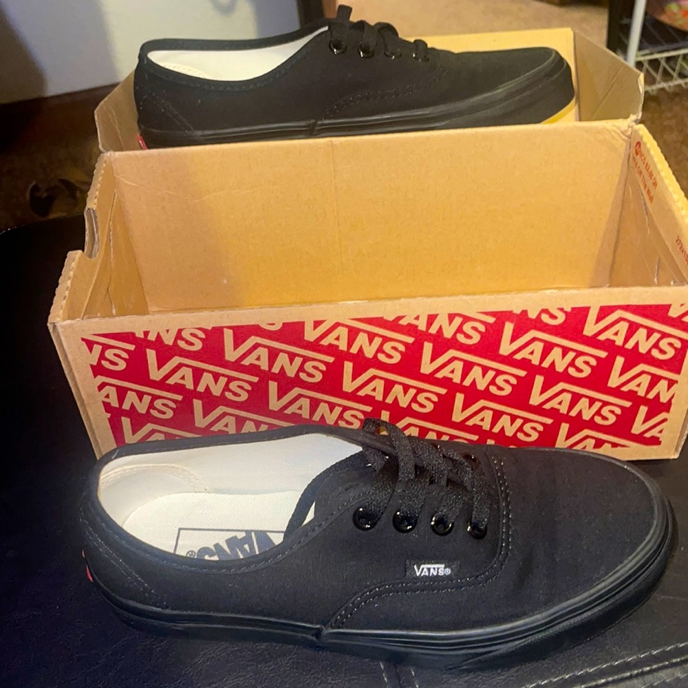 New vans without tag size for woman 6.5 for man is a 5.0
